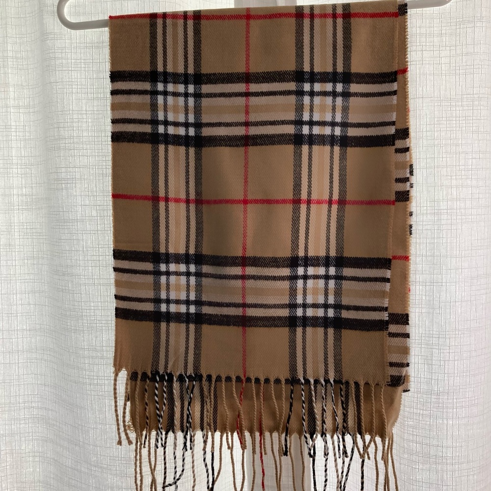 NEVER WORN Classic Burberry Scarf